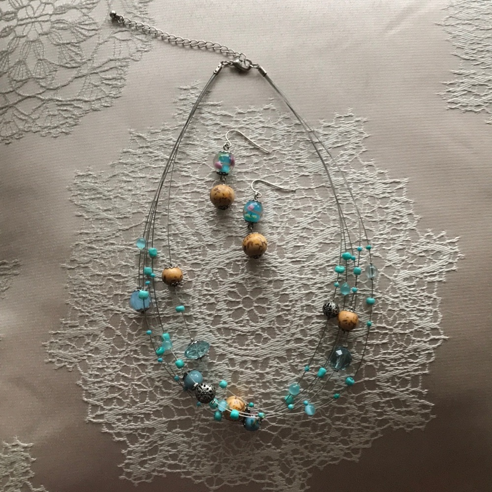 Very pretty Necklace and Earring set.